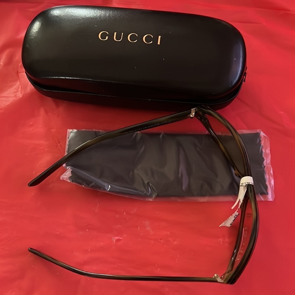 New vintage Gucci sunglasses with case - Picture 3 of 9